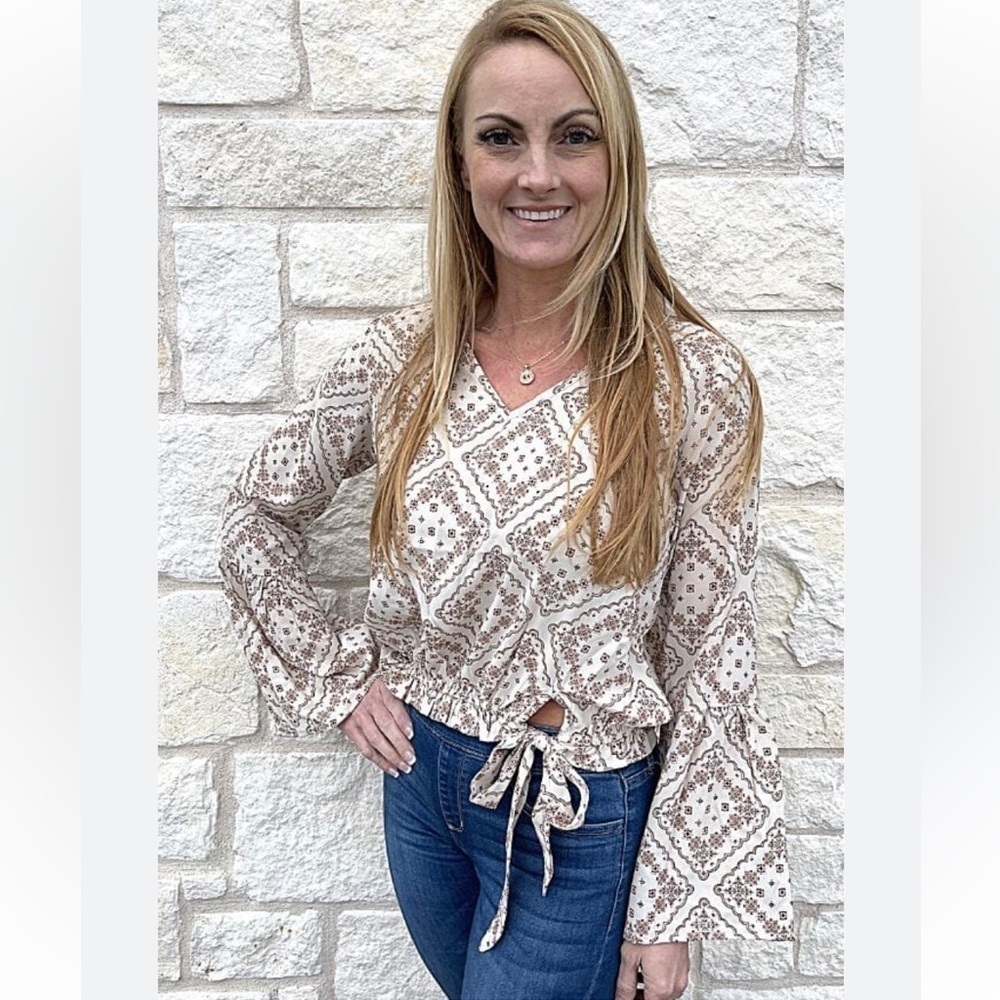 Grace & Emma blouse The Atta Girl top Beige Chic Chick top